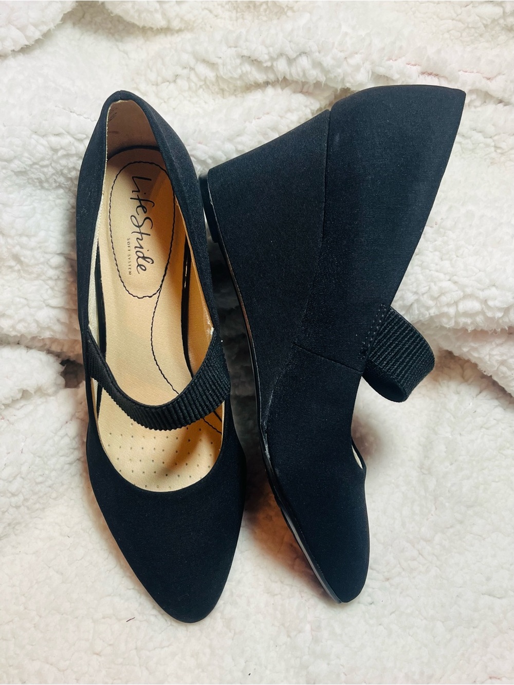 NWOT-Lifestride Gio Mary Jane Wedge Pumps